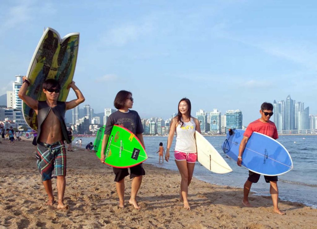 Surfen en Zonneschijn: Ervaar de Spannende Plezier van Strand Surfen in Seoul